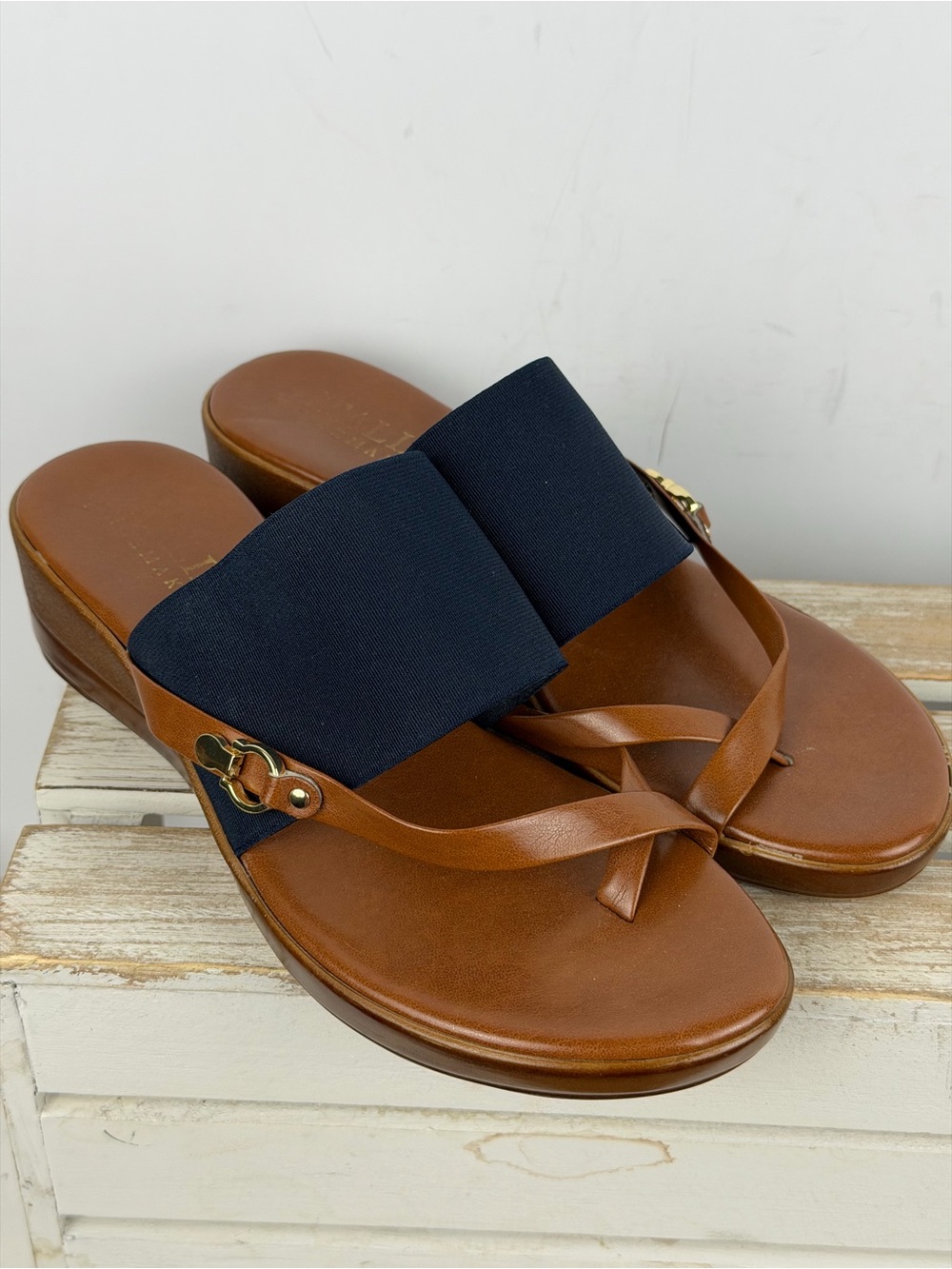 Italian Shoemakers Selah thong wedge sandals Gold tone hardware size 8.5